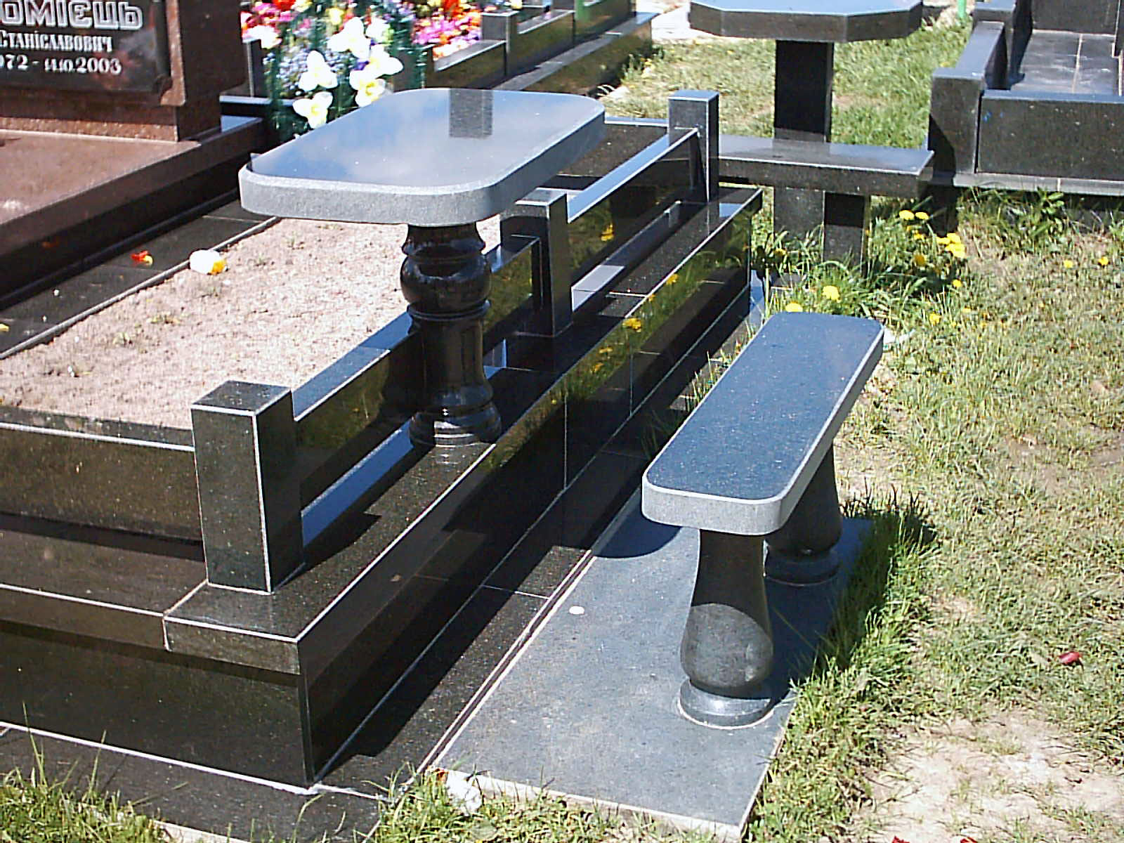 Гранитные скамейки на могилу